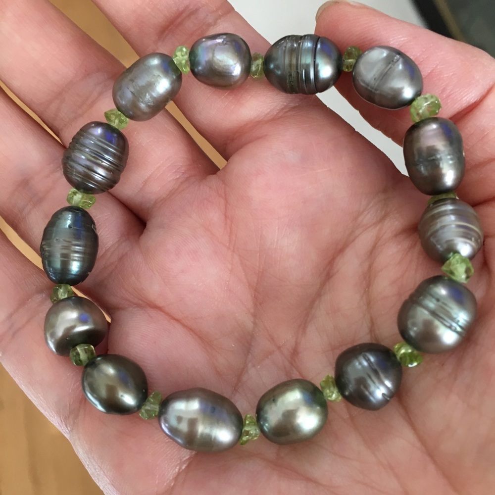 Peacock grey cultured freshwater pearl & natural peridot bracelet - Picture 1 of 6